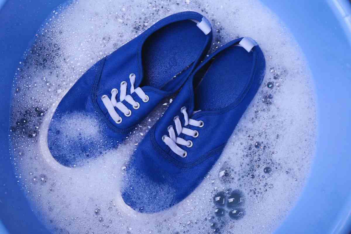 lavastoviglie e scarpe